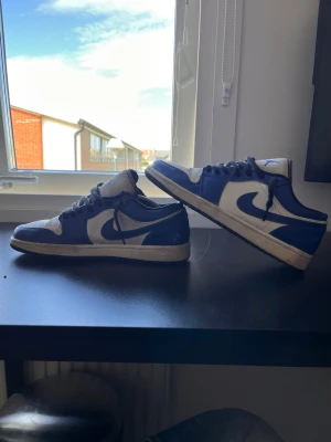 Äkta Nike jordan Low blå och vita sneakers - Säljer ett par äkta Nike jordan Low sneakers i blått och vitt. Väl använda dock lika sköna som dagen jag köpte dem.