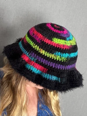 Flerfärgad Virkad Bucket Hat - Nyvirkad av mig. Hatten har en mjuk och fluffig känsla, perfekt för dig som vill sticka ut.