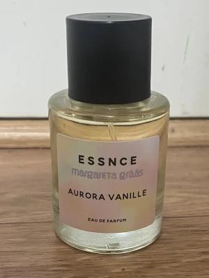 Essnce - Aurora Vanille - En limited doft som ej går att köpa längre! Har endast testat den 1-2 ggr men tyvärr inte min typ av doft. Se bild för mer info. 