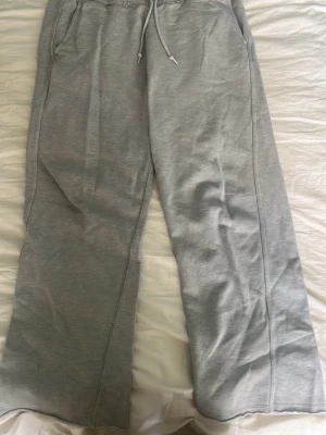 Baggy bootcut sweatpants  - Riktigt sköna bootcut sweatpants som är båda funktionella och snygga. De har en utsvängd och baggy passform med riktigt snygga detaljer. Passar både ute på stan och hemma. Storleken är, enligt mig, mer som en Large än XL men det är bara mig åsikt. Skriv för med bilder!!