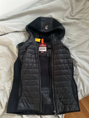Svart dunväst med huva Parajumpers - Pris kan diskuteras. Ordinarie pris 4000 kronor. Använd vid få tillfällen, skicket är galat. 