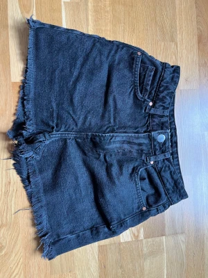 Never denim jeansshorts  - Jeansshorts från never denim/bikbok. Strl xs. Midjemått tvärsöver ca 29,5 cm. 
