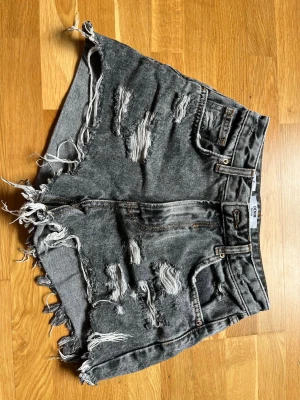 Högmidjade bershka jeansshorts - Högmidjade jeansshorts från bershka. Strl 34. Midjemått tvärsöver ca 29 cm enligt bild. 