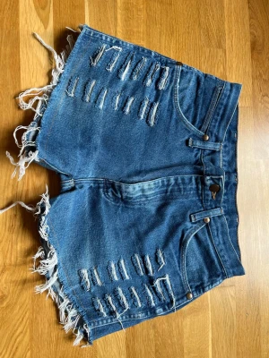 Wrangler jeansshorts - Jeansshorts från wrangler. Strl 31 står det i byxan, men upplevs något mindre i storleken. Midjemått tvärsöver ca 34 cm enligt bild. 