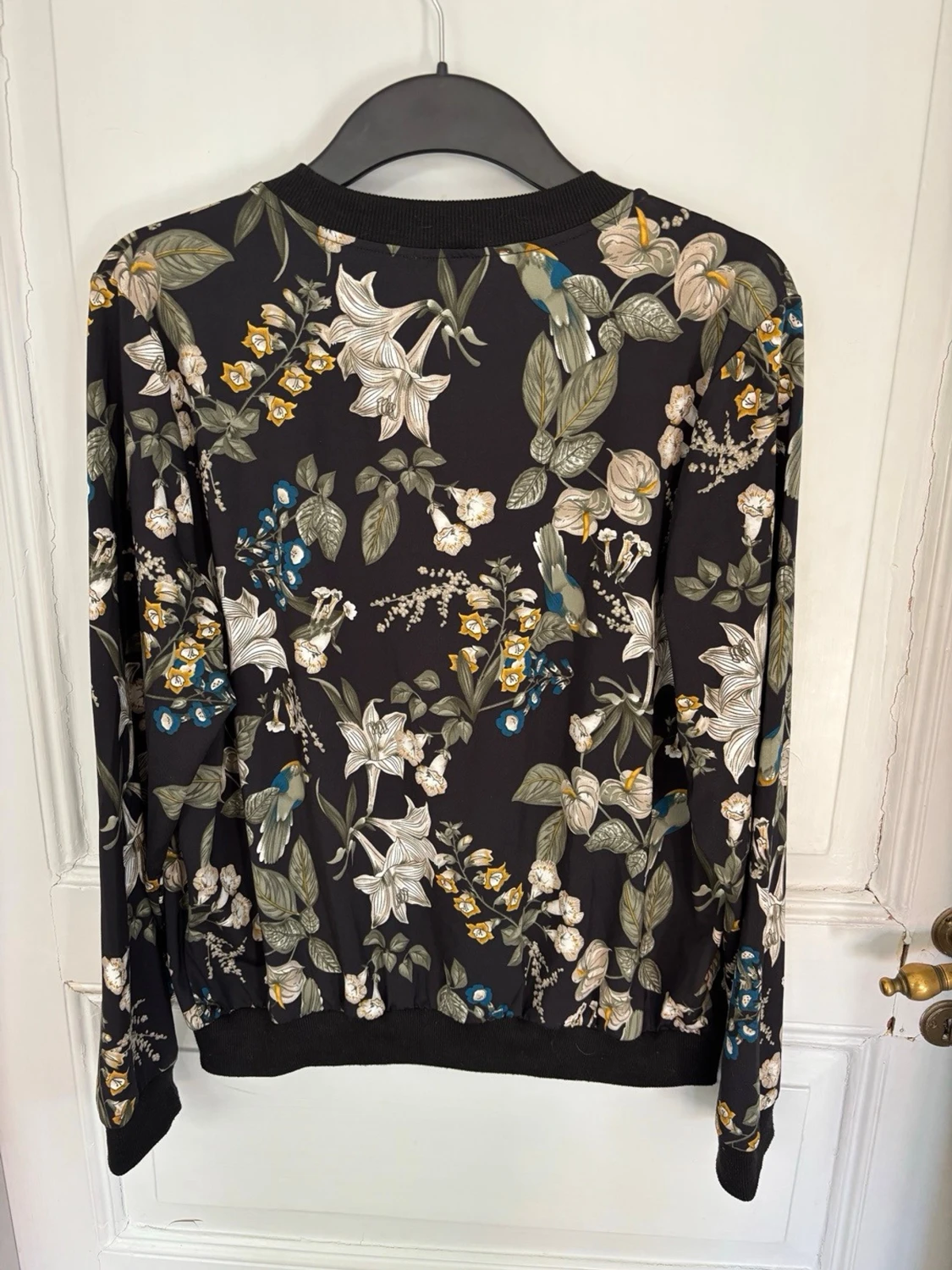 Svart tröja med dragkedja och blommigt mönster - 1