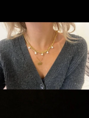 Pärl halsband  - Pärlhalsband i rostfritt stål och justerbart 🥰