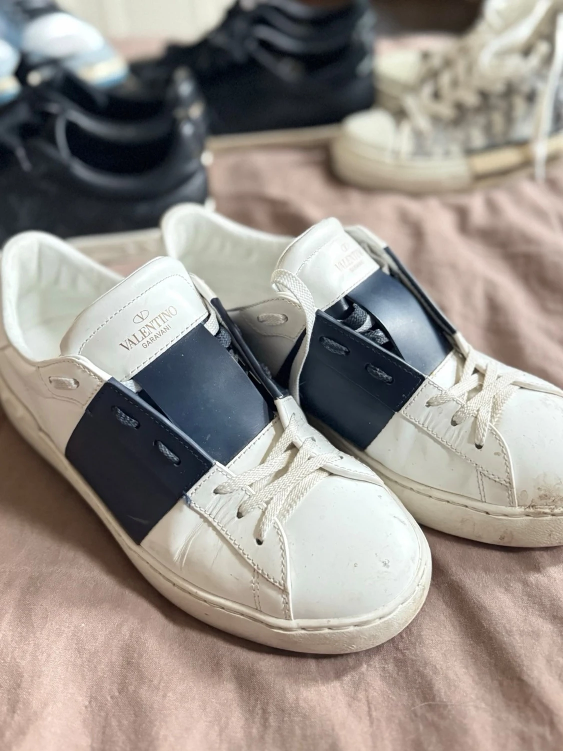 Valentino vita sneakers med blå detalj - 2