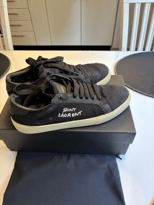 Svarta Saint Laurent Skor - Svarta skor från Saint Laurent. Storlek 40,5. Allt ingår med låda, bag med mera. Pris går att diskutera vid snabb affär så hör av dig!😁