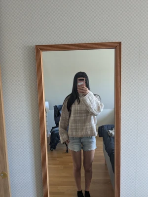 Beige rutig oversized stickad tröja - Mysig oversized stickad tröja i beige med rutigt mönster. Tröjan har långa ärmar och en avslappnad passform, perfekt för lager-på-lager. Passar dig som gillar en chill och trendig stil. Pris kan självklart diskuteras och säljer då den ej kommer till användning. Från Lindex i storlek xs. 