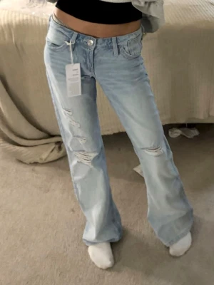 Low Loose Bootcut Jeans  - Använda 2 gånger. Jag är 1,68 och de går ner till fötterna på mig(syns på bild 1)💕