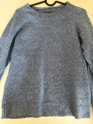 Blå stickad tröja - Mysig blå stickad tröja som knappt har andvändts är från vero Moda, sticks inte alls och passar bra till både kjol och jeans. Storlek Xs men passar nog S med 