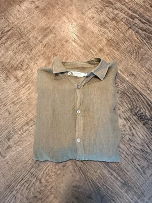 Ljung linneskjorta - Riktigt snygg linneskjorta ifrån LJUNG. Perfekt inför sommaren med en snygg passform och en schysst grön färg. Tröjan är aldrig använd och köptes i butik för 1099kr