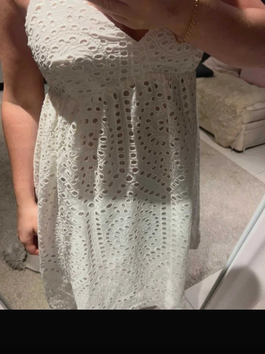 Vit sommarklänning med broderade detaljer - 1