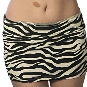 Zebra minikjol - Supersnygg Lågmidjad minikjol i zebra mönster. Storlek 158/164 men passar perfekt på mig som bär xs/s