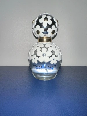 Daisy dream edT  - Säljer Daisy dream parfym det är hälften kvar i ordinarie pris 1300 säljer den för billigt 450kr vid snabba köp.