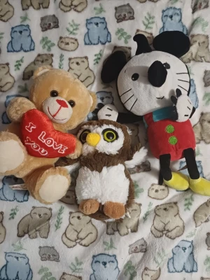 Tre mjukisdjur: björn, uggla & mus - Säljer tre mjukisdjur: en beige nalle med rött hjärta där det står 'I Love You', en brun och vit uggla med stora gula ögon samt en svartvit mus med röd overall, blå topp och gula skor. Perfekta som gosedjur eller dekoration.