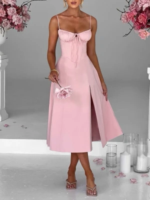 Babyboo Deanna Klänning Rosa - Oanvänd Babyboo Deanna i blush, storlek XS. Endast prövad, lapp kvar. Nypris 1139 kr på Babyboo, slutsåld i alla storlekar. Korsett med boning, dragsnöre i ryggen, slits och midi-längd. Köpt som present men blev fel storlek. Perfekt till student, bröllop, eller sommarfest 🌸
