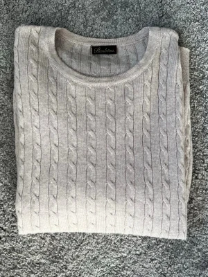Stenströms Tröja - Ljusbeige tröja från Stenströms. Något tunnare tröja, kabelstickad och 100% merinoull. Bra skick. Storlek M. Fråga om du vill ha fler bilder.