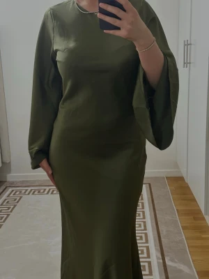 Olivgrön klänning – Made in Italy ✨ - Använd bara 2 gånger så den är fortfarande jättefin. Satin material med superfina ärmar och sitter så snyggt på kroppen. Perfekt till fest, middag eller när man vill känna sig extra fin 🤍Man kan knyta och tajta till den baktill om man vill få mer form på kroppen 💕