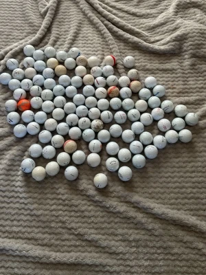 113 stycken golfbollar som det flesta är i bra skick perfekt för dig som vill fylla up din golf väska med bollar  - 113 golfbollar skriv om ni har några frågor!