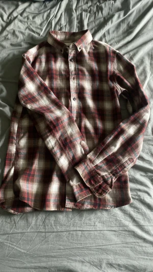 Flanell skjorta - Jag säljer denna feta flanell skjortan i storlek S som passar till nästan allt, är en perfekt skjorta nu till våren och sommaren. Var ibte rädd att ställa frågor och priset är ej hugget i sten! 😀