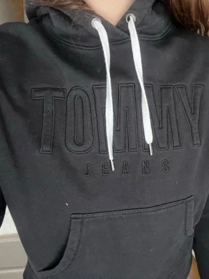 Svart hoodie från Tommy Jeans - Storlek s sitter som xs
