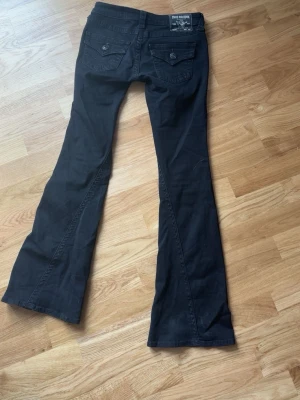 Svarta bootcut jeans True Religion - Säljer dessa pågrund av för liten storlek dom är i nytt skick och är i storlek 24