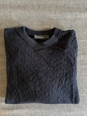 Mönstrad mörkblå sweatshirt - Snygg tröja i fint skick 
