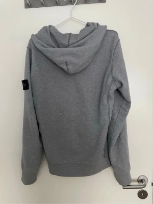 Stone Island hoddie - Säljer denna stone Island hoddie äkta såklart för en bra peng jag har lagat ett hål som vart när jag fastna i ett stängsel kan skickas privat hur de ser ut säljer den för 500kr