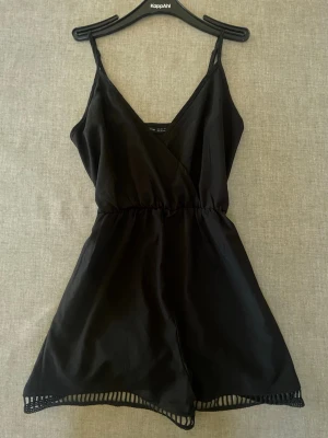 Omlott byxdress - Jättesöt omlott byxdress, perfekt sommartopp! Ser ut som en klänning men "botten" är delad i tva som shorts, tyvärr inte kommit till användning då den inte passa | storlek 36 / S 💕
