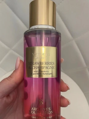 Victorias Secret Archives Collection Strawberries & Champagne limited edition - Limited edition, Victoria’s Secret archives collection body mist. Fräsch body mist från Victorias Secret i doften Strawberries & Champagne. Doften har inslag av vild jordgubbe och bubblig champagne, perfekt för dig som gillar söta och fruktiga parfymer. Rymmer 250 ml. Kan inte köpas via Victorias secret hemsida länge då den var limited edition😊Knappt använd. Pris kan ej disskuteras.