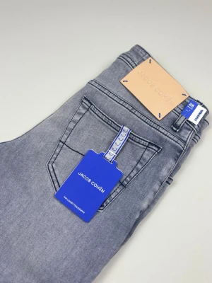 Jacob Cohën Bard Jeans - Jacob Cohën Bard Jeans | Modell: Bard | Slim fit | Skick: helt nya | Nypris: 5499+ kr | Storlek: W28 | Hör av dig vid minsta fundering eller fråga 📦