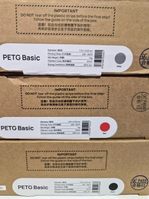 PETG Basic 3D-skrivarfilament Bambu Lab - PETG Basic 3D-skrivarfilament i färgerna grå , svart och röd. Filamentet har en diameter på 1,75 mm och levereras i kartong. Passar för 3D-utskrifter med rekommenderad temperatur mellan 230-260°C. Nettovikt 1 kg per rulle.