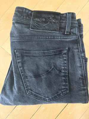 Svarta skinny jeans från Nudie Jeans - Hej! Säljer ett par Jacob Cohën 622 i storlek W31-L32 (105 cm långa). Slim passform.                                                Mörkgrå jeans i mycket bra skick (nästan som nya).   Tillverkade i Italien.                                                   Skick: 9/10  Nypris: ca 5200kr                                   Hör av dig vid frågor eller intresse!
