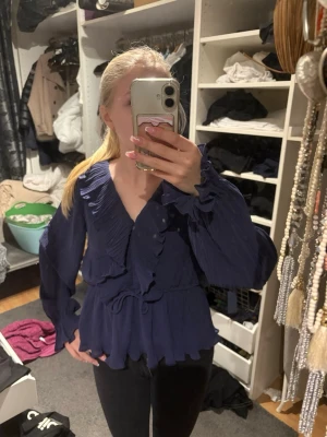 Mörkblå och rosa blus vero Moda  - Snygga blusar från Vero Moda med plisserade detaljer och volangkant. Blusarna kommer tyvärr inte till användning längre. Säljer båda för 450, en för 250. 