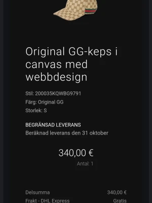 Gucci GG canvas keps med webbmönster - Säljer en beige Gucci GG-keps i canvas med det klassiska monogrammönstret och en grön-röd rand på sidan. Kepsen har böjd skärm och justerbar rem baktill. Perfekt för dig som vill ha en ikonisk accessoar med lyxig känsla.
