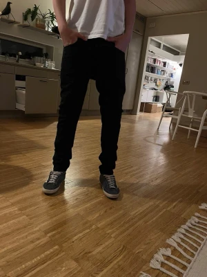 Svarta Levis 501 strl 30/32 - Säljer dessa sköna svarta Levis 501. Jeansen är i fint skick och moderna. Bara att höra av er om ni undrar något!