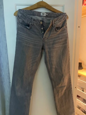 Grå raka jeans från 157 - Snygga grå jeans från 157 med raka ben. Jeansen har knäppning med knappar och är tillverkade i denim. Ett par perfekta jeans, som jag verkligen älskar men inte passar längre tyvärr.