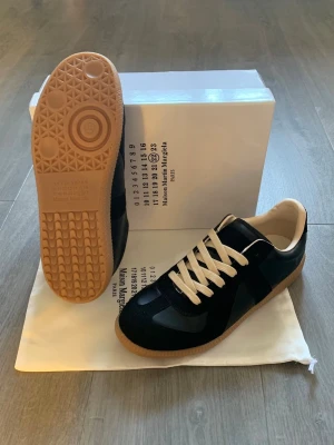 Maison margiela skor - Säljer ett par feta maison margiela skor i storlek 43. Allt på första bilden ingår, Hör gärna av er vid minsta fundering