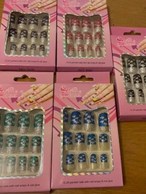 Färgglada Glitter naglar i mixade mönster - Säljer flera set glitter naglar i olika färger och mönster. Naglarna finns i blått, rött, svart, gult, grönt och turkost med glitter, blommor och grafiska mönster. 49kr/paket , samma frakt om du köp fler 