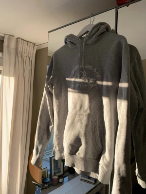 Les Deux Hoodie - Grå snygg hoodie från Les deux Bra skick Använd lite Storlek M