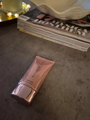 Make Up Store Strobe Glow Highlighter - Glansig highlighter från Make Up Store i färgen Strobe Glow. Kommer i en snygg, roséguldig tub på 30 ml med silvrig kork. Perfekt för att ge huden en fräsch och strålande lyster. Enkel att applicera tack vare den smidiga tuben. Ny inplastad 