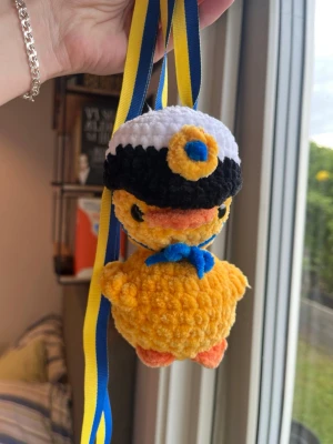 Virkad  anka student-hänge🧡 - Anka med blomhatt… eller nej vänta…studenthatt! Nu finns dessa sötnosar att köpa som student-hängen! Efter lite felberäkning bland mina beställningar av student-hängena så kommer det upp en liten runda här!🧡🐥🌸