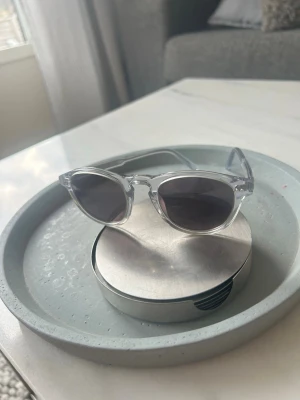 Chimi glasögon - Snygga solglasögon från Chimi med transparent plastbåge och mörka runda linser. Klassisk och trendig design som passar till många stilar. Lätta att matcha och perfekta för soliga dagar. Orginal pris 1200 mitt pris 300! Priset är inte hugget k sten. Hör av er vid minsta lilla fundering