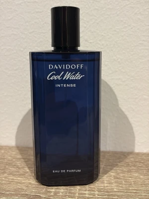 Davidoff Cool Water Intense parfym - Davidoff Cool Water Intense Eau de Parfum i en stilren, mörkblå glasflaska med svart kork. Parfymen har en fräsch och intensiv doft, perfekt för dig som gillar klassiska och fräscha dofter. Endast testsprayad 