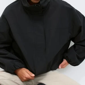 high neck sporty jacket från Gina tricot  - Säljer jackan som jag endast använd fåtal gånger, nästan som helt ny. Storlek XS.