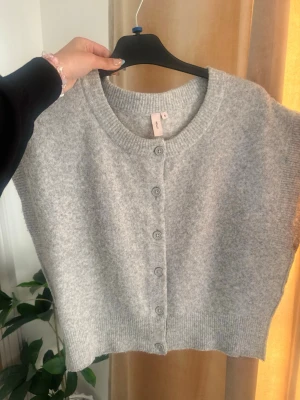 Grå kortärmad tröja från Nelly - Storlek S! Jättefint skick🤍