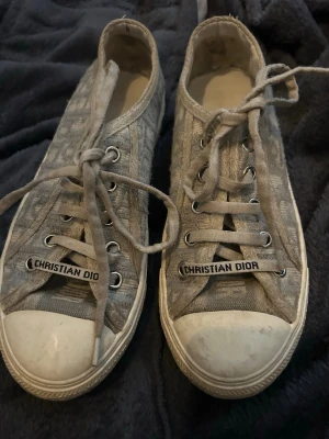 Gråa  sneakers - Snygga gråa sneakers trendiga 