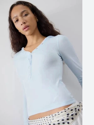 Ljusblå hoodie med knappar - Snygg ljusblå hoodie i tunn och stretchig bomullsblandning. Modellen har långa ärmar, huva och en liten knappslå framtill. Passformen är figurnära och tyget är mjukt och bekvämt. Perfekt för en chill och avslappnad stil. Aldrig använd!🩵