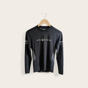 Sail Racing Reference LS Rashguard – XS (passar även S) - Säljer en svart långärmad rashguard/träningströja från Sail Racing, modell Reference LS Rashguard. Sparsamt använd och i mycket fint skick utan vad jag kan se några anmärkningar.  Storlek XS men passar även dig som vanligtvis har S eftersom den är stretchig och följsam i materialet.  Nypris: ca 900 kr  Pris kan diskuteras vid smidig affär – öppen för rimliga bud! 🌸